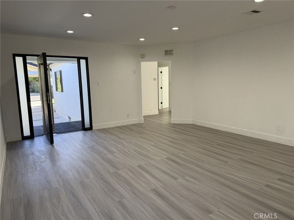 5527 Beckford Ave - Photo 6 of 32