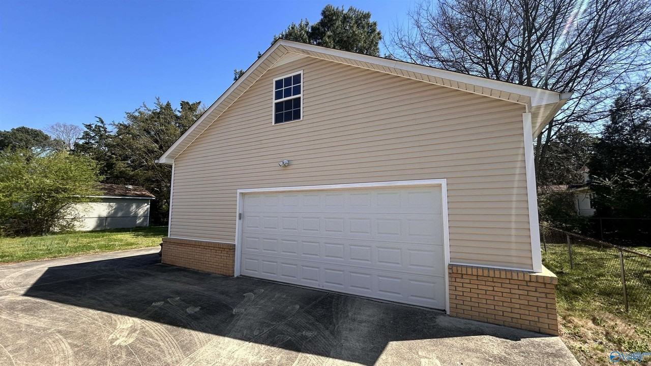 2106 Giles Dr Ne - Photo 3 of 25