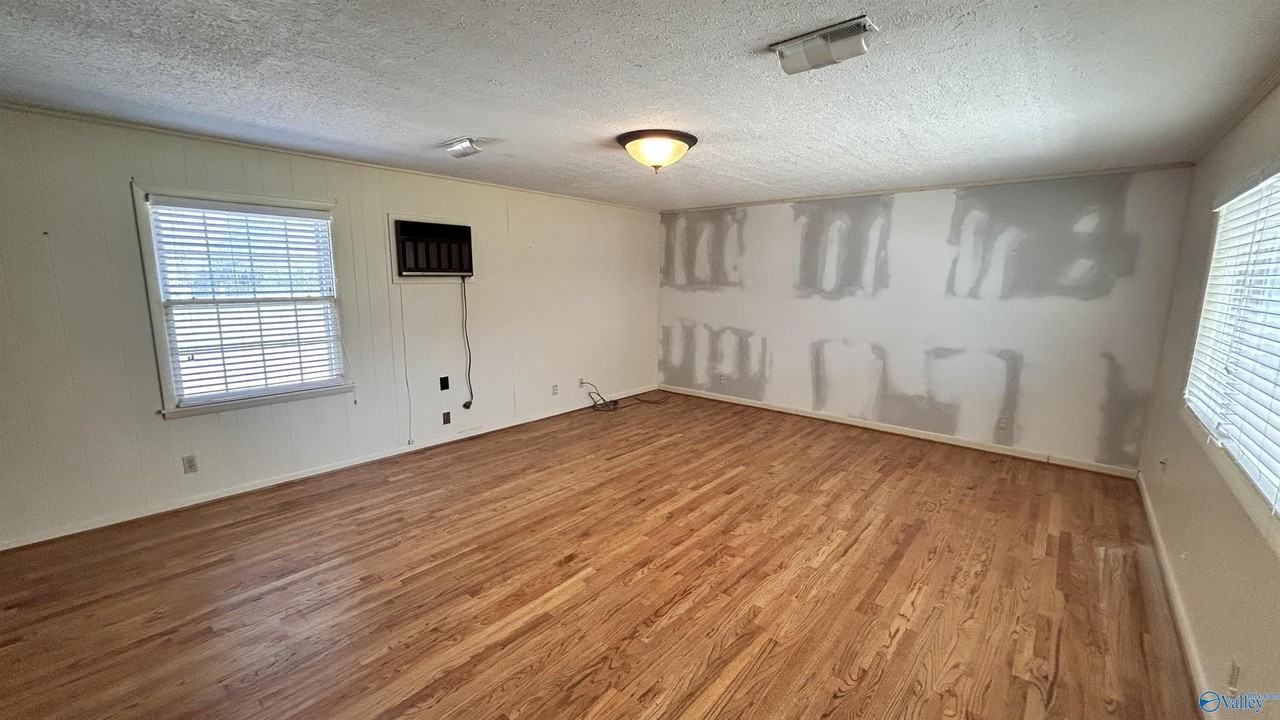 2106 Giles Dr Ne - Photo 5 of 25