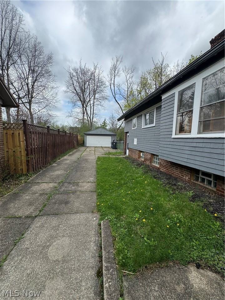 3327 Bradford Rd - Photo 3 of 19