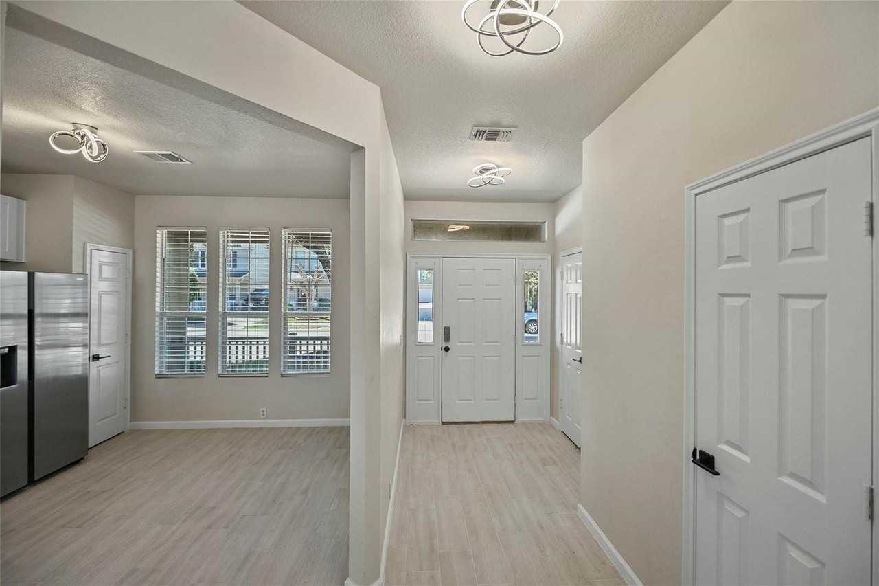 9718 Coyote Creek Dr - Photo 3 of 32