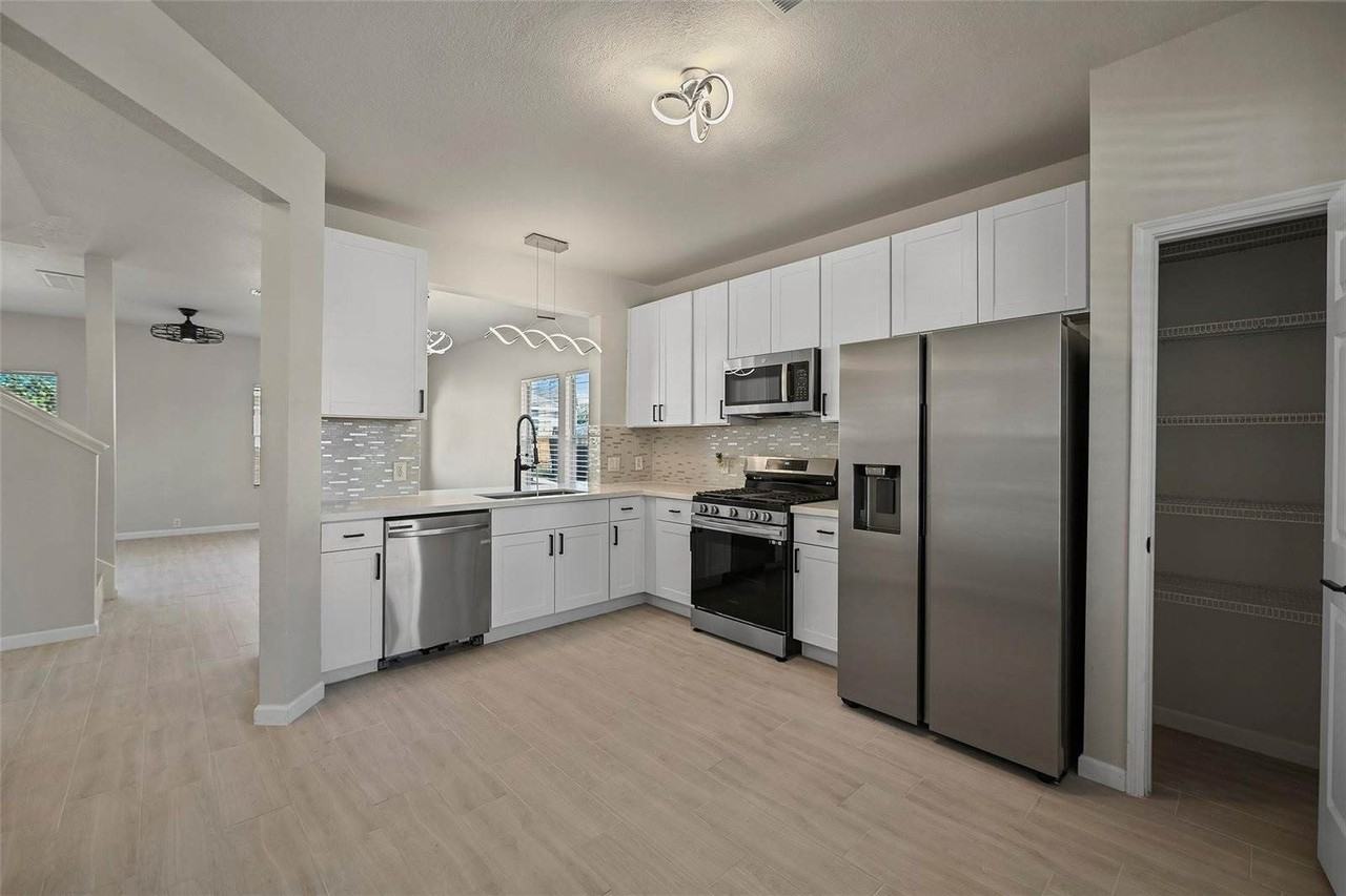 9718 Coyote Creek Dr - Photo 4 of 32