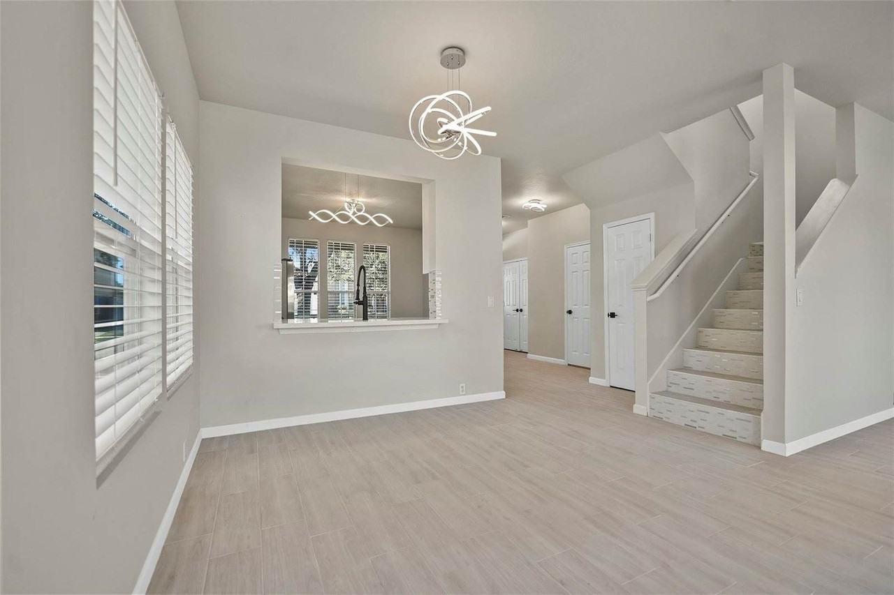 9718 Coyote Creek Dr - Photo 5 of 32