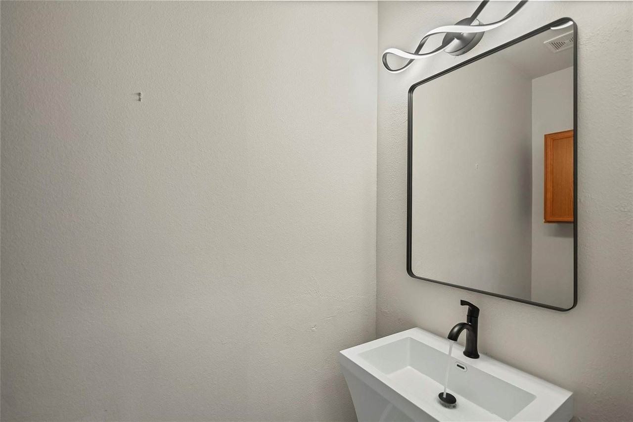 9718 Coyote Creek Dr - Photo 6 of 32