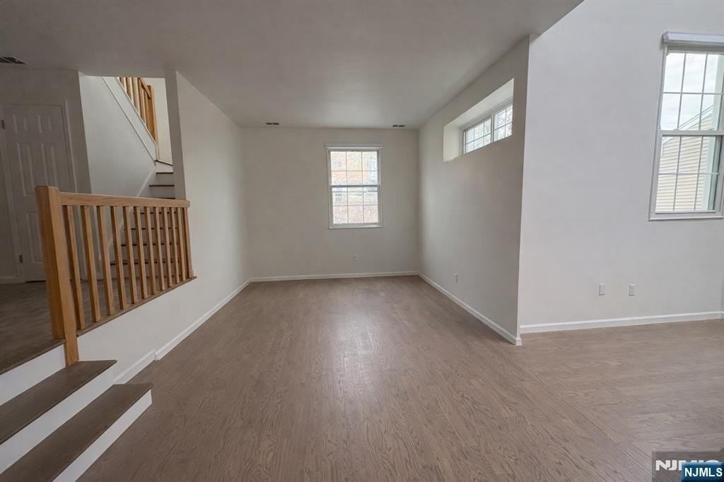 577 Windsor Dr - Photo 2 of 21