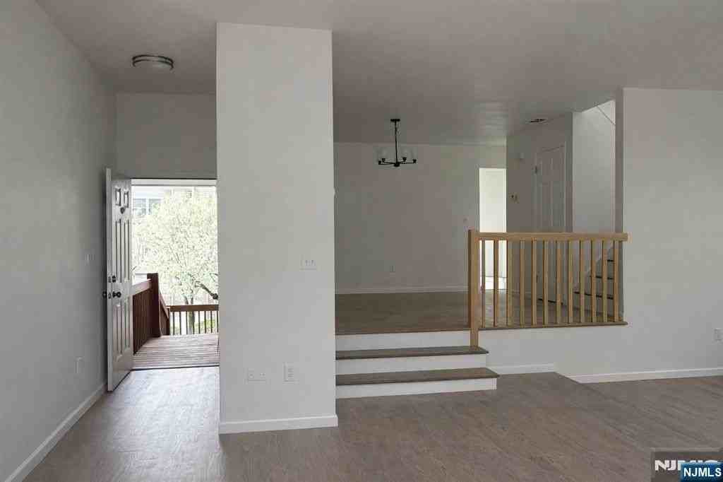 577 Windsor Dr - Photo 4 of 21