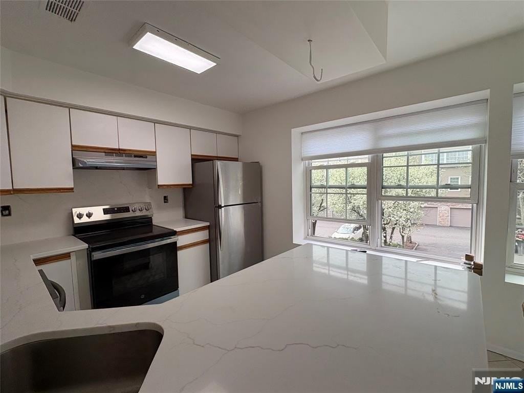 577 Windsor Dr - Photo 7 of 21