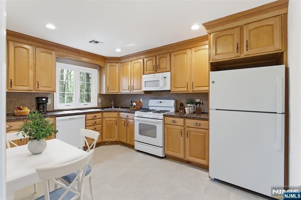 72 Prospect St - Photo 3 of 21