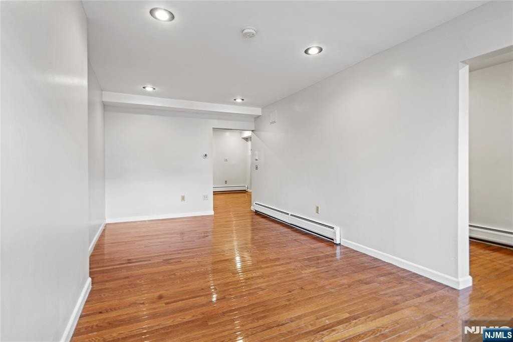 800 Ocean Ave - Photo 5 of 50