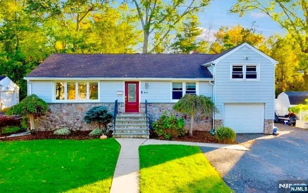 684 Spring Ave - Photo 3 of 14