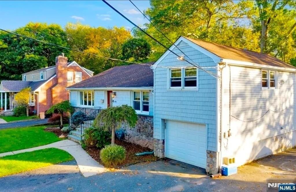 684 Spring Ave - Photo 5 of 14