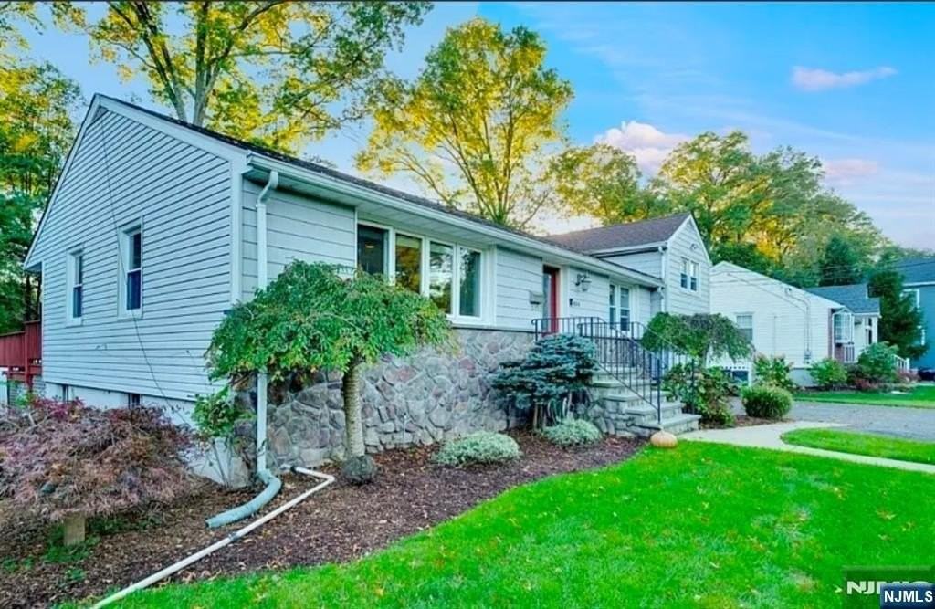 684 Spring Ave - Photo 6 of 14