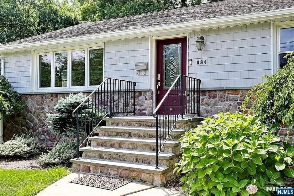 684 Spring Ave - Photo 7 of 14