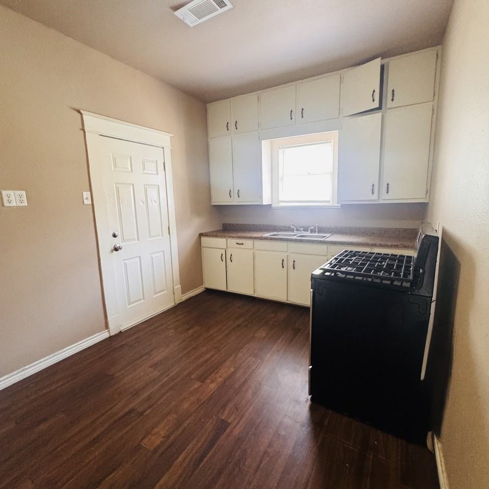 3501 5th St - Photo 5 of 16