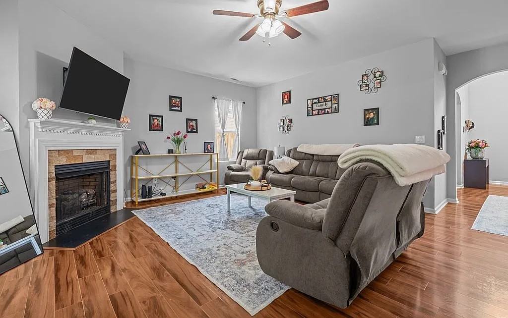 364 Heathrow Dr #AH - Photo 3 of 9