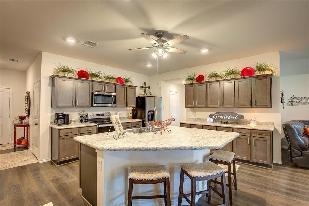 1004 Basswood Ln - Photo 4 of 35