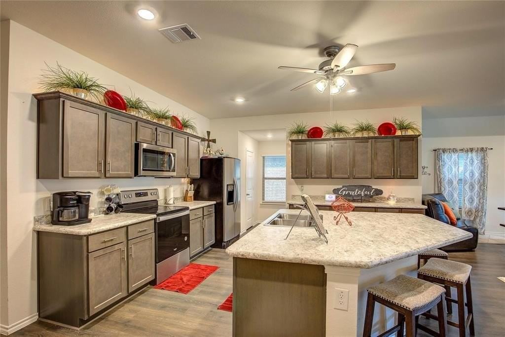 1004 Basswood Ln - Photo 5 of 35