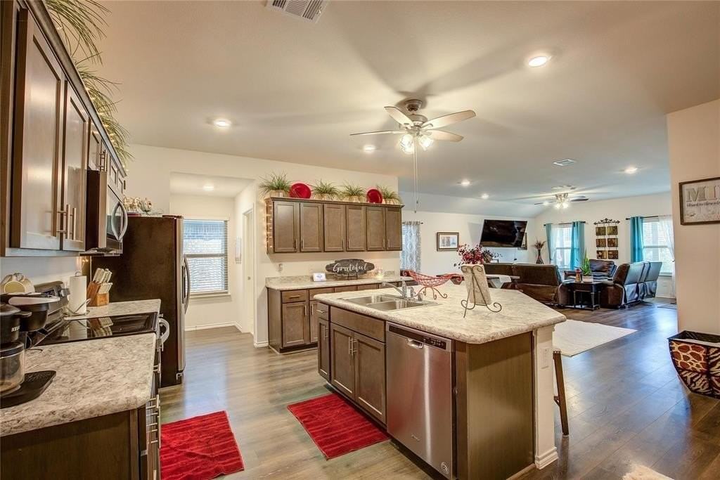 1004 Basswood Ln - Photo 6 of 35