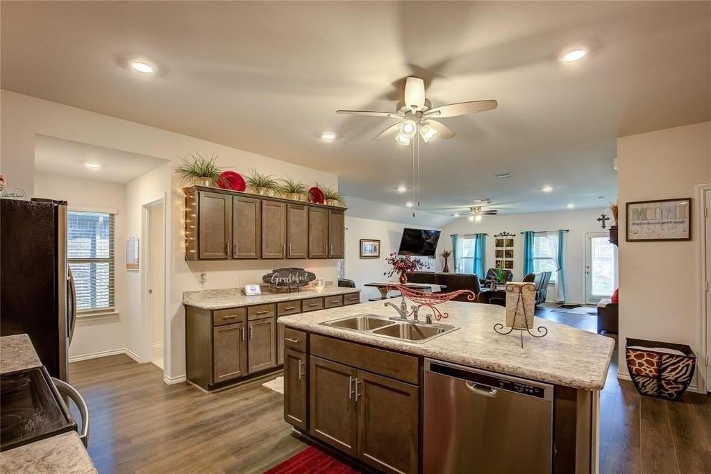 1004 Basswood Ln - Photo 7 of 35