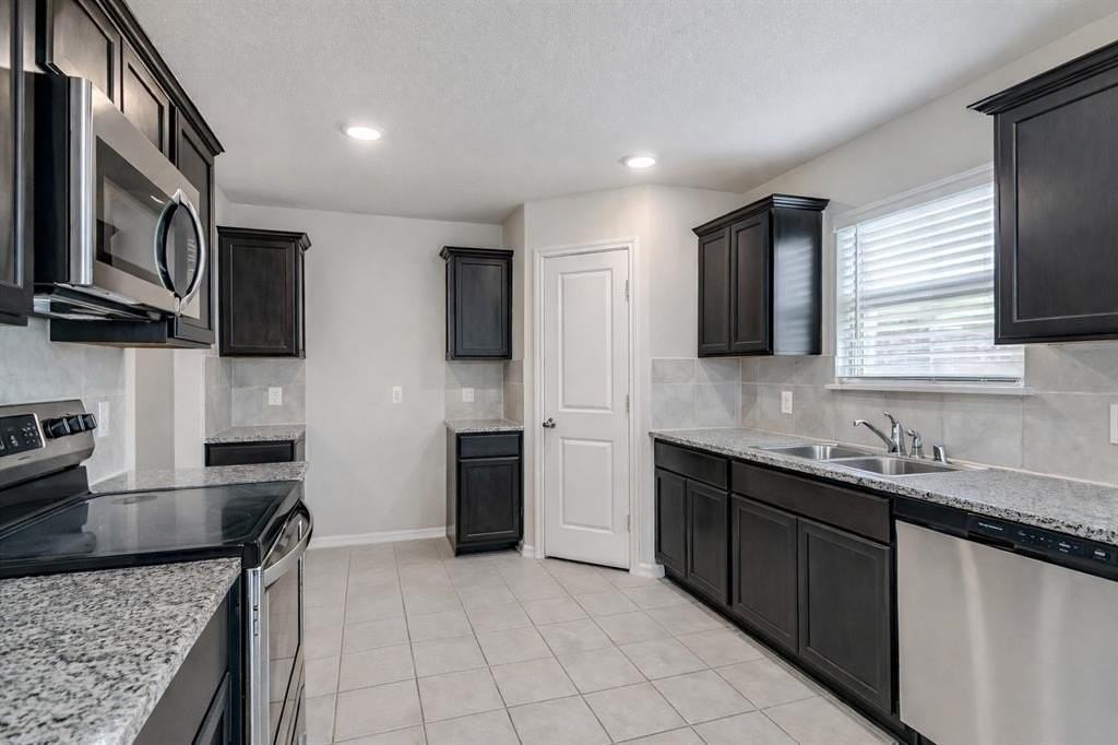 914 Decker Dr - Photo 2 of 23