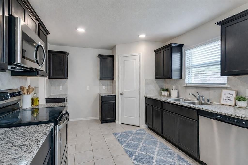 914 Decker Dr - Photo 3 of 23