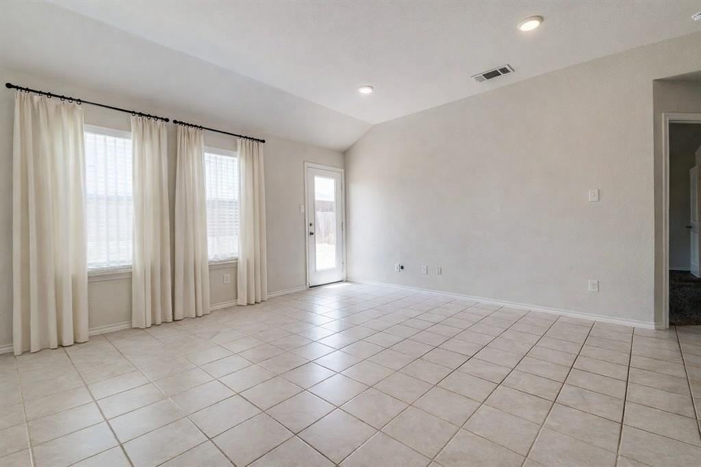 914 Decker Dr - Photo 4 of 23