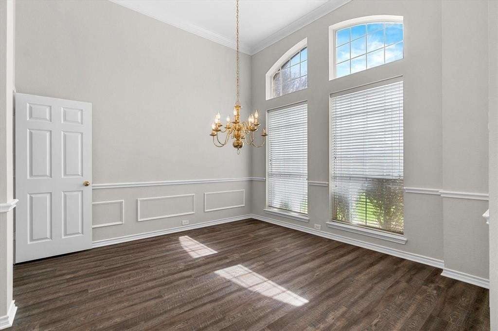 1513 Endicott Dr - Photo 4 of 31