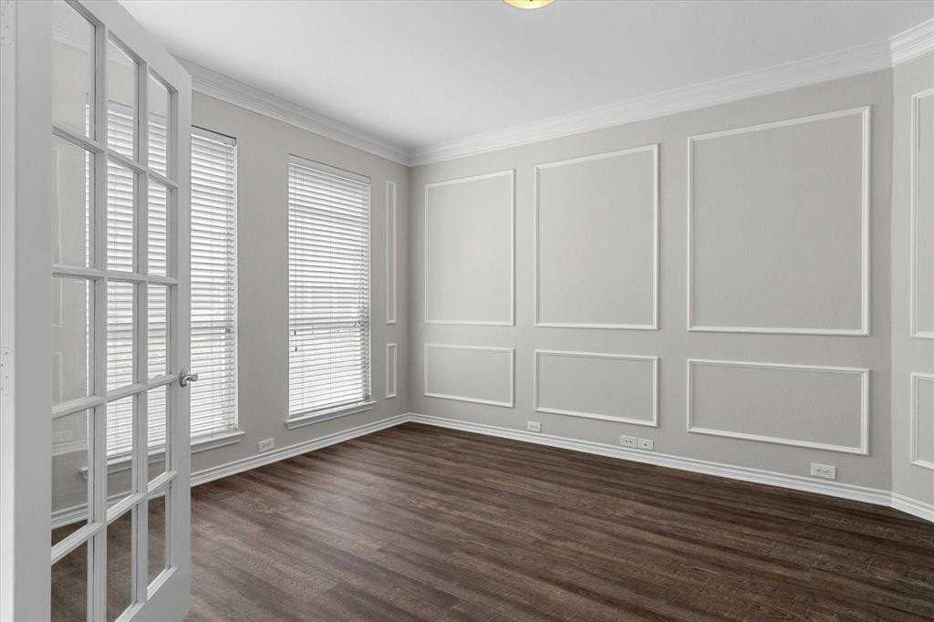 1513 Endicott Dr - Photo 6 of 31