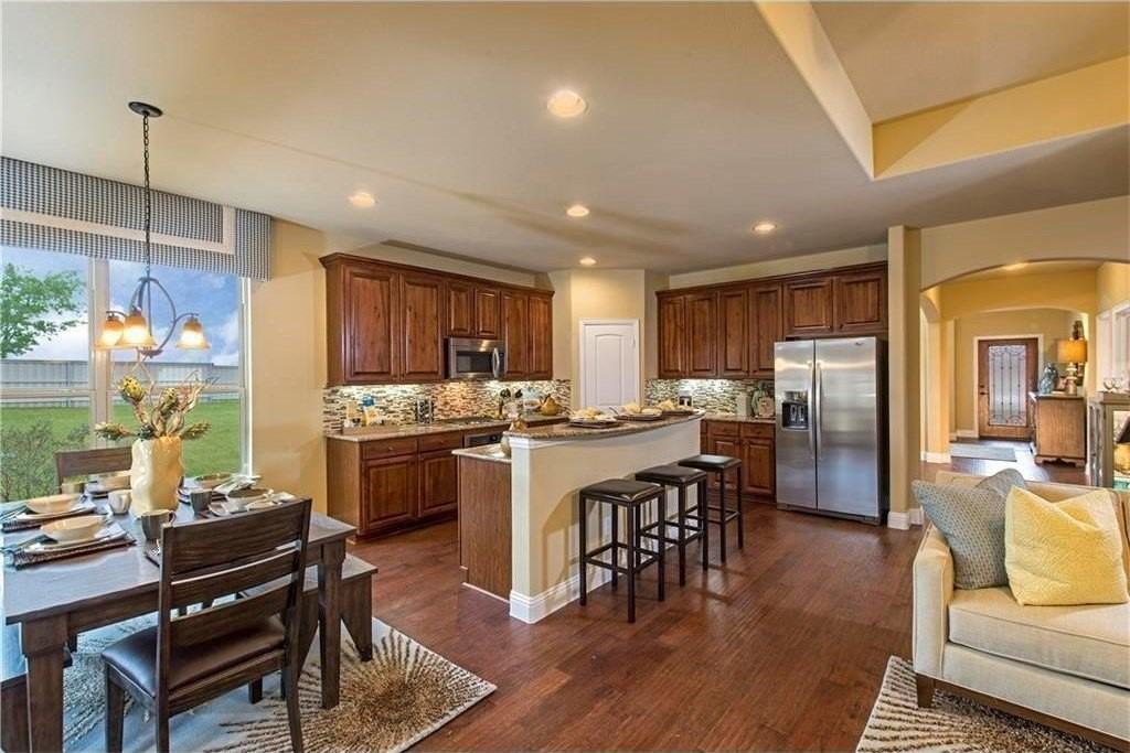 2709 Castle Creek Dr - Photo 2 of 6