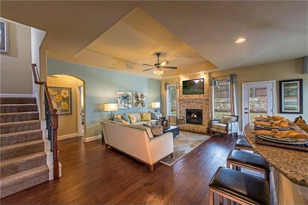 2709 Castle Creek Dr - Photo 3 of 6