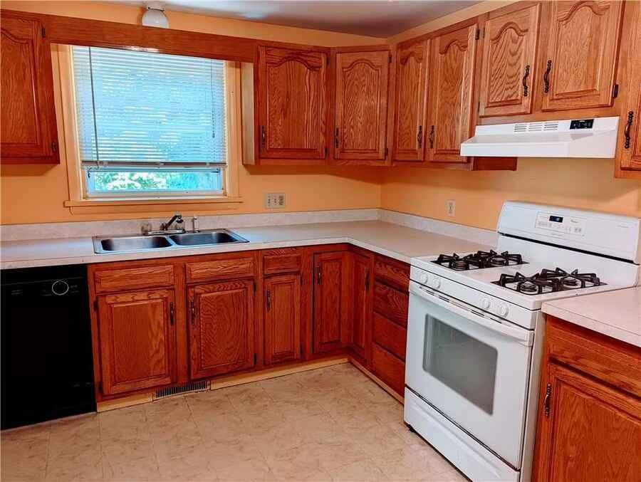 111 Bidwell Ter - Photo 3 of 10