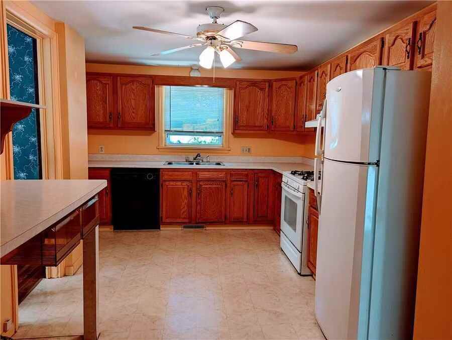 111 Bidwell Ter - Photo 4 of 10