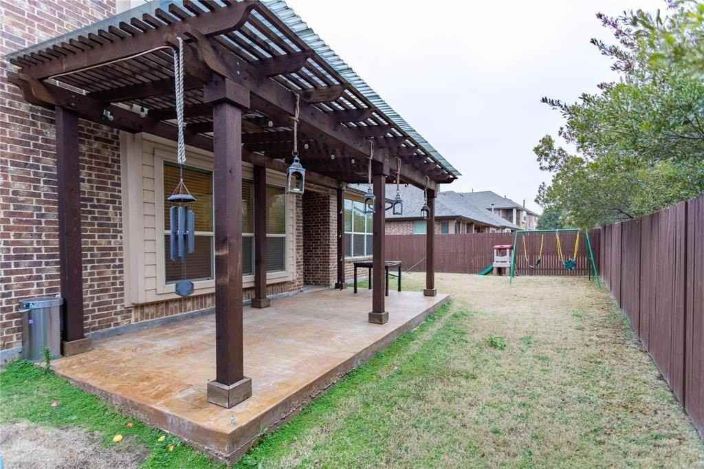 2409 Lynbridge Dr - Photo 2 of 25