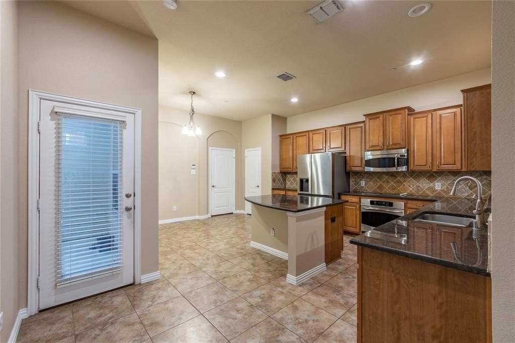 8704 Iron Horse Dr - Photo 6 of 15