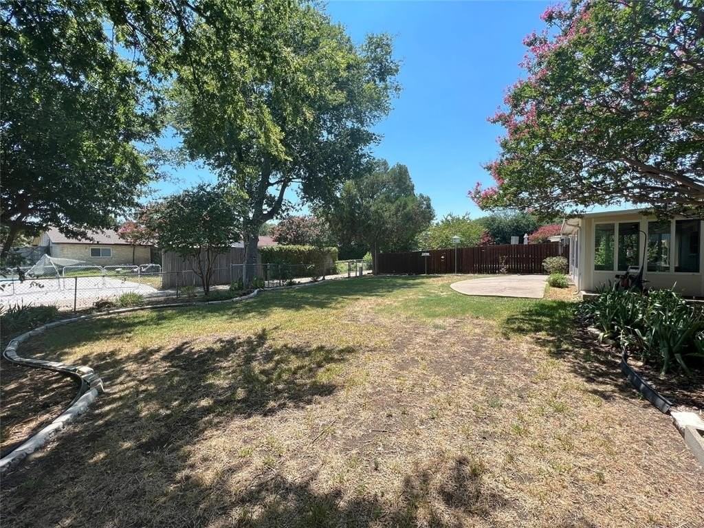 1920 Fairfield Dr - Photo 4 of 23