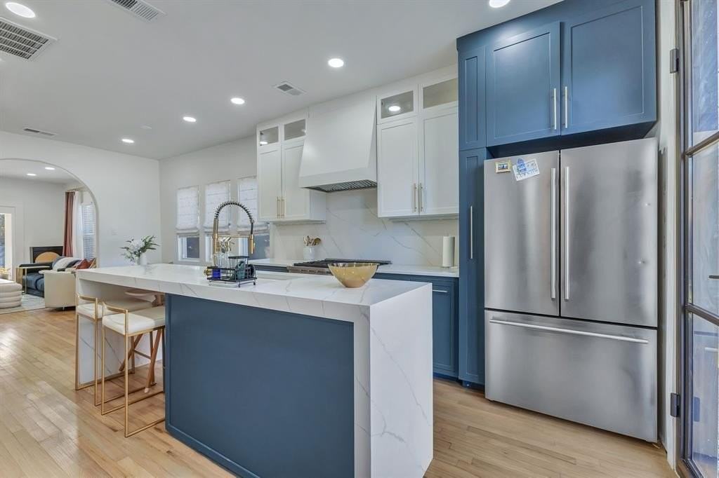 302 S Saint Mary Ave - Photo 3 of 27