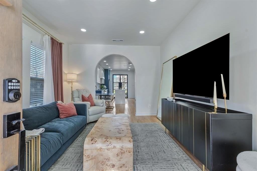 302 S Saint Mary Ave - Photo 5 of 27