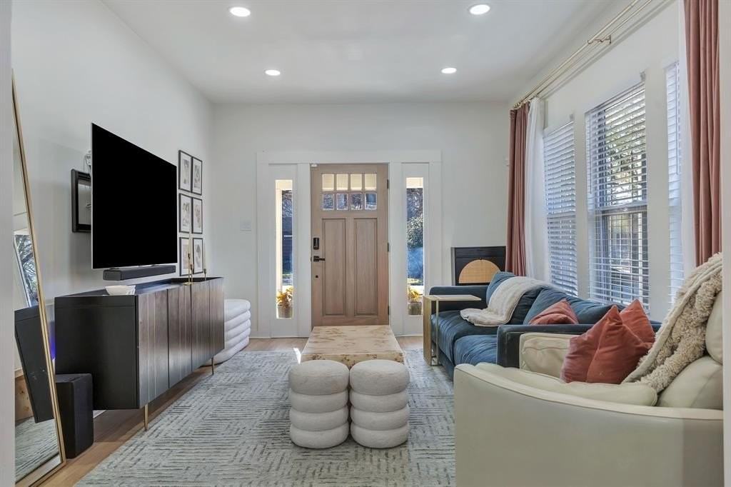 302 S Saint Mary Ave - Photo 7 of 27