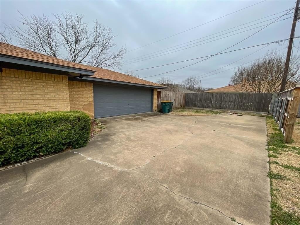 1714 Crescent Dr - Photo 4 of 22