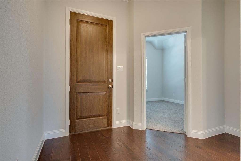 605 Boardwalk Way - Photo 2 of 31