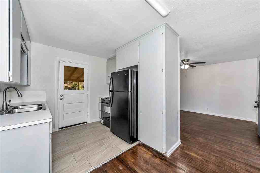 2721 Janice Ln - Photo 4 of 25