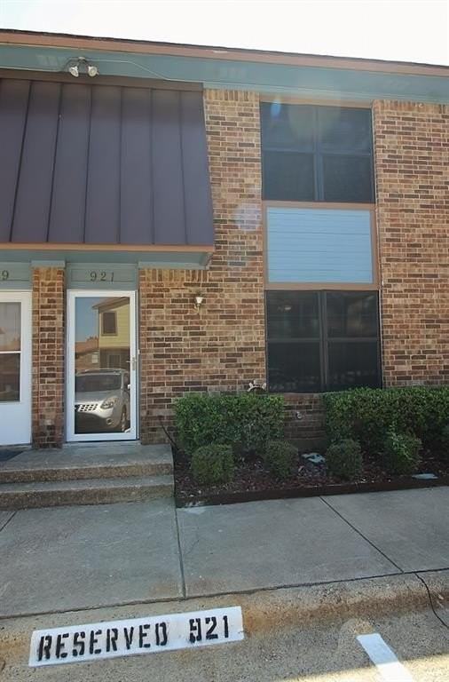 921 Cedar Ter - Photo 2 of 19