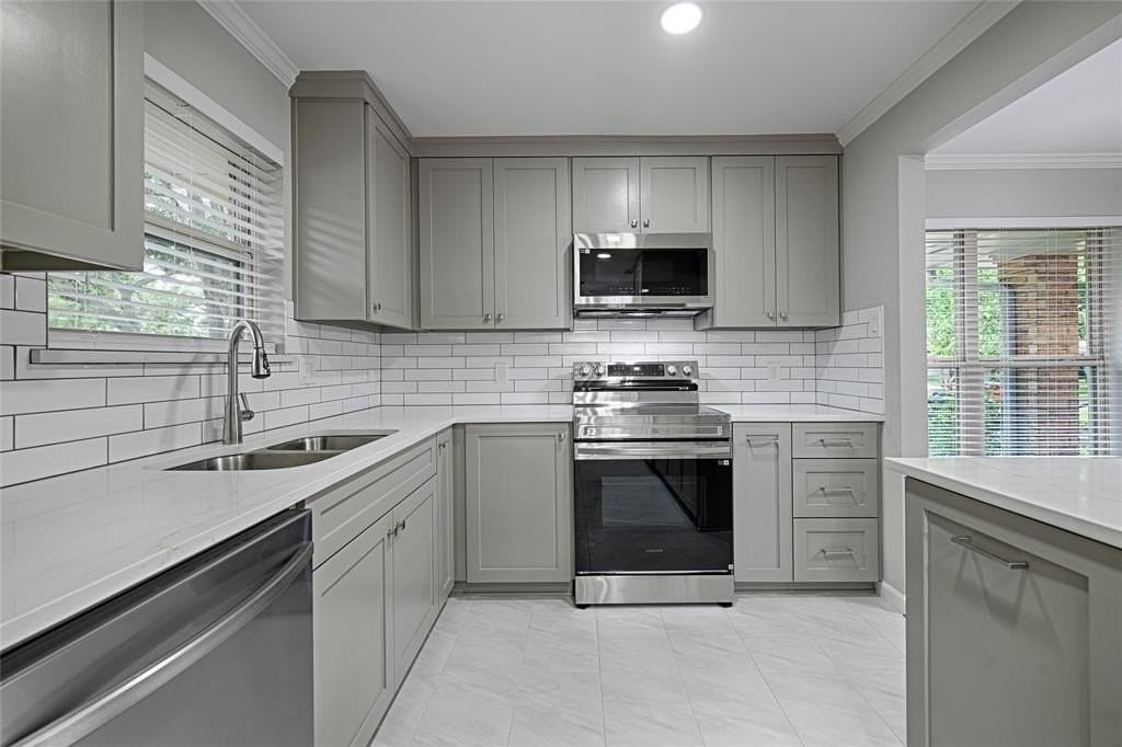 1605 Monterrey Dr - Photo 5 of 24