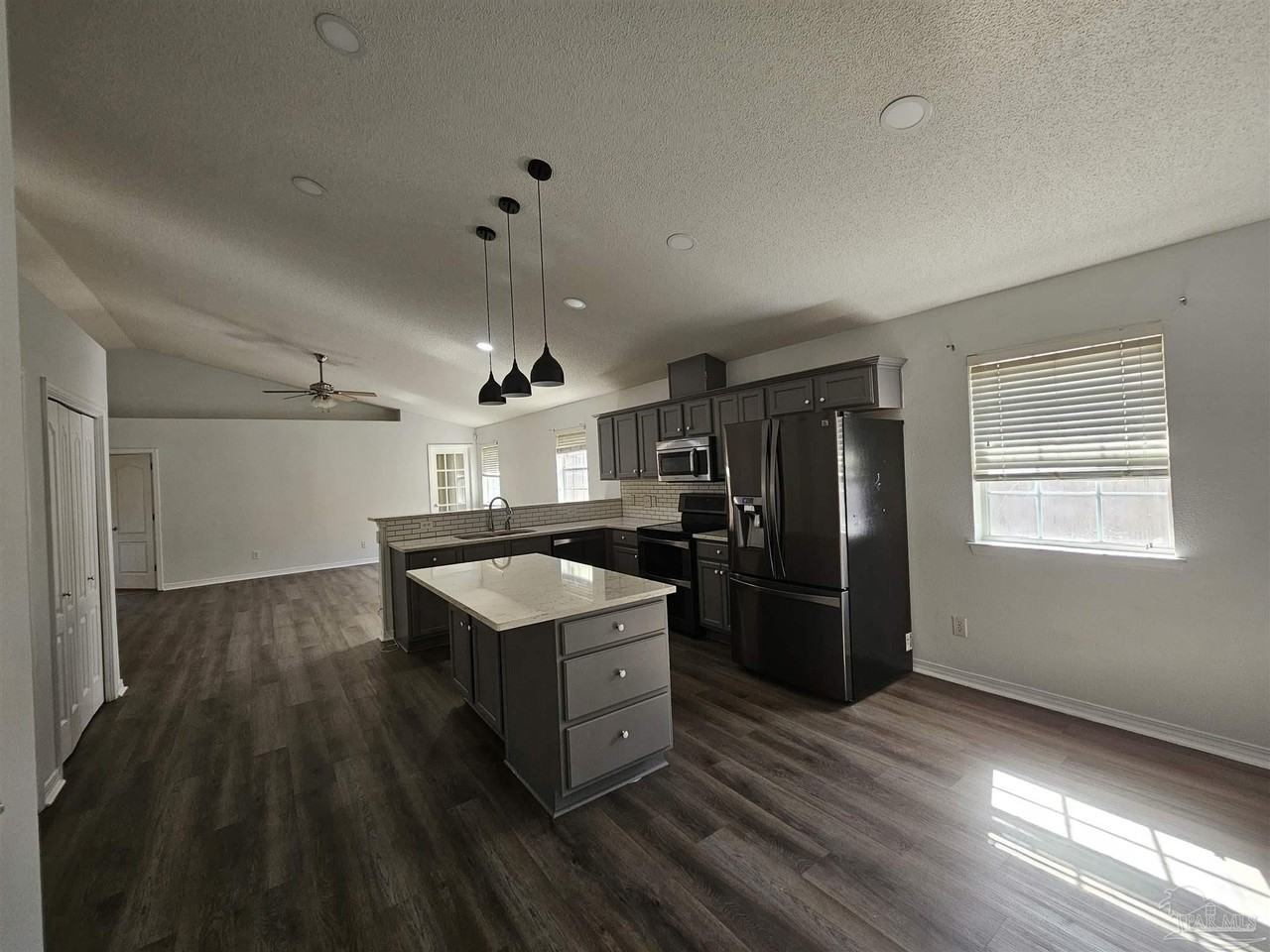 647 Mozingo Ln - Photo 3 of 9