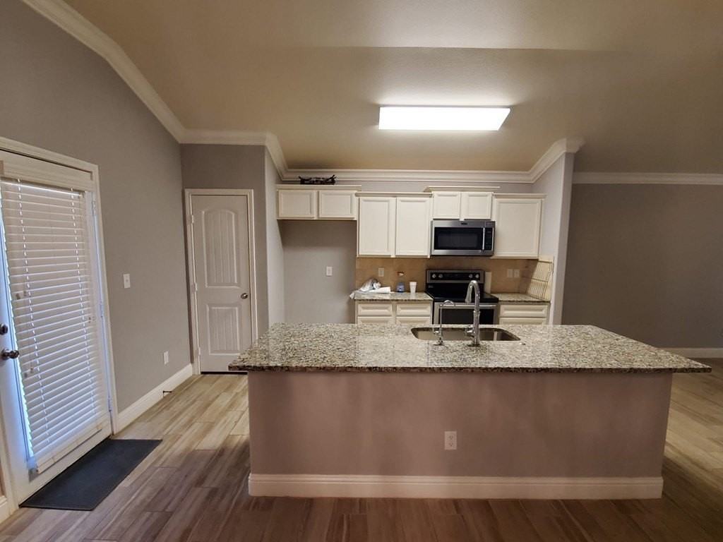 1621 Revolution Dr - Photo 2 of 15