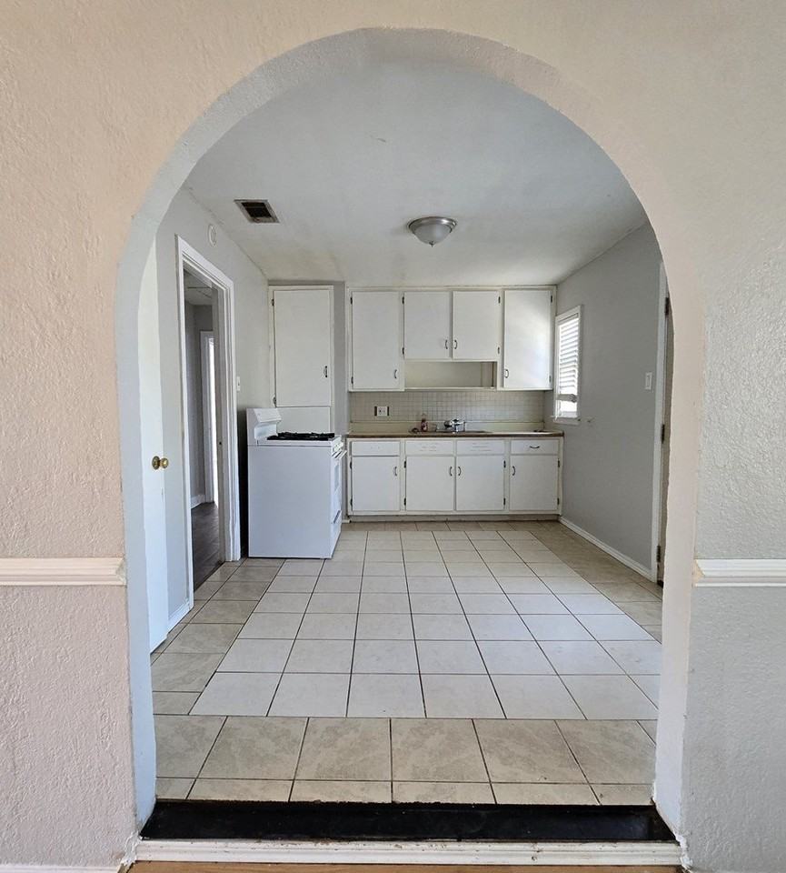 3601 Gaston Dr - Photo 4 of 10