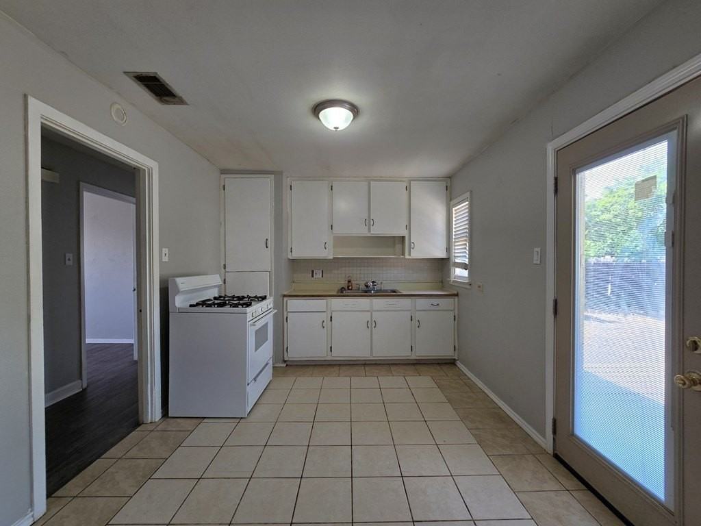 3601 Gaston Dr - Photo 5 of 10