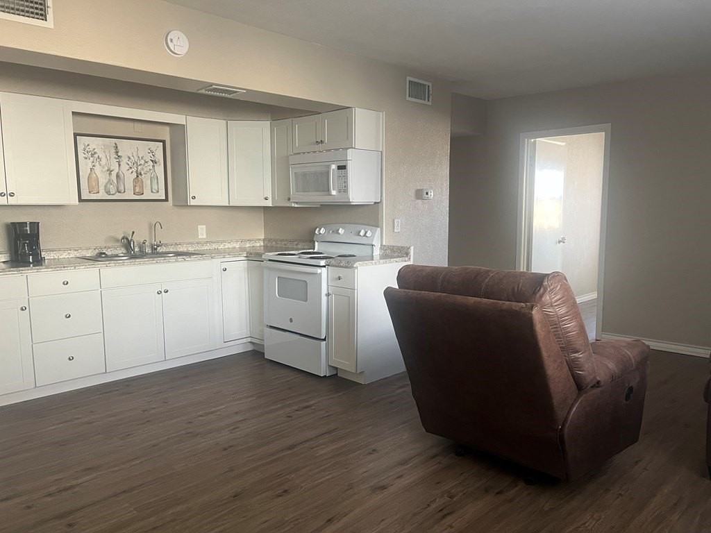 1206 W Missouri Ave #C - Photo 2 of 7