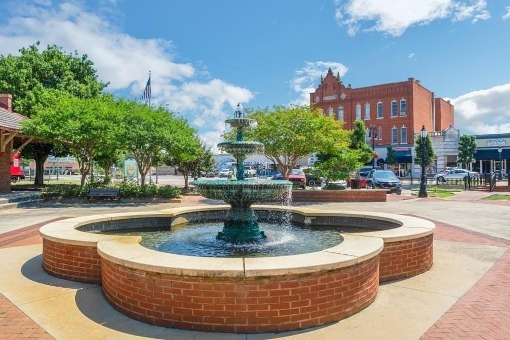 204 Mill St - Photo 4 of 50