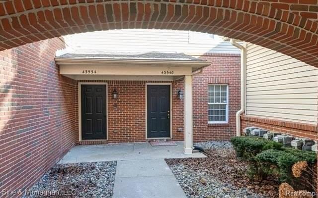 43540 Pendleton Cir - Photo 2 of 20